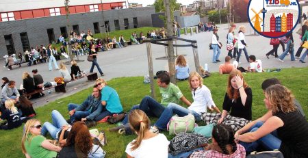 Jongeren die in Nederland komen wonen zitten in een park.