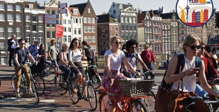 Fietsende mensen in Nederland.