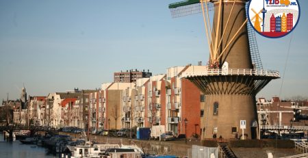 Een foto van windmolens in Rotterdam.