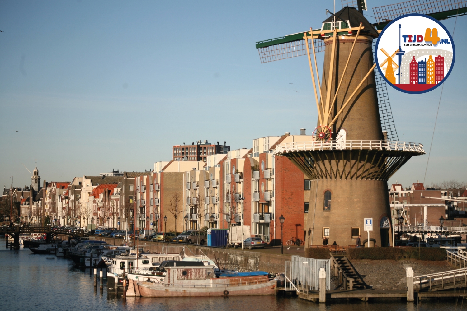 Een foto van windmolens in Rotterdam.