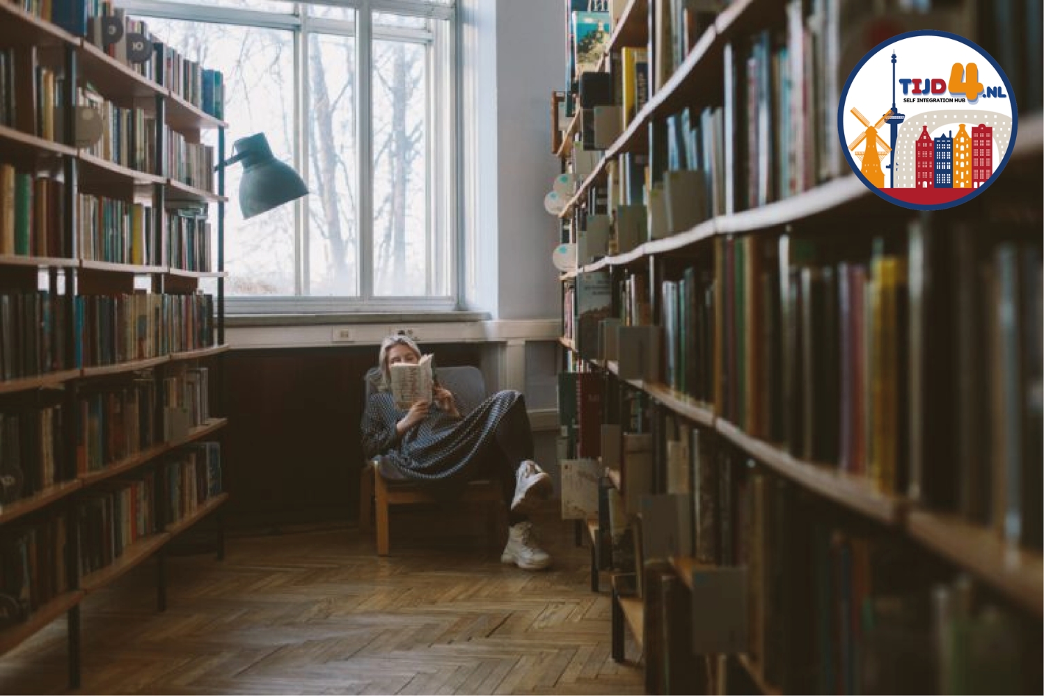 Een vrouw leest een boek in een van de beste boekwinkels in Nederland