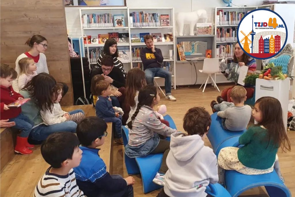 Een auteur promoot boeken voor kinderen in boekwinkels in Nederland