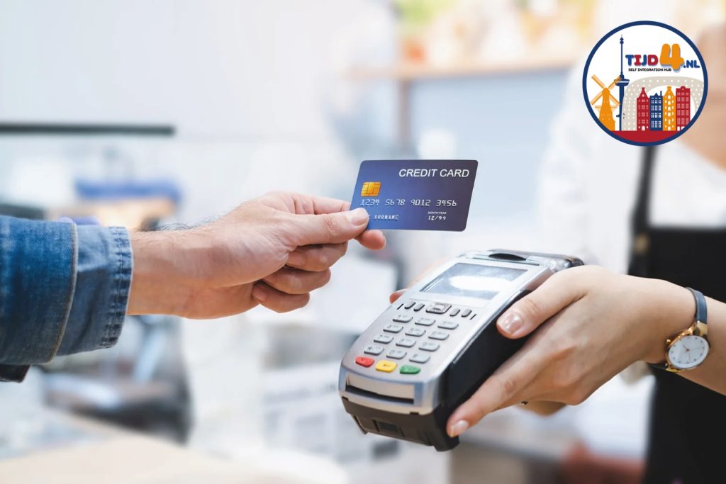 Een man betaalt met een creditcard bij een betaalautomaat
