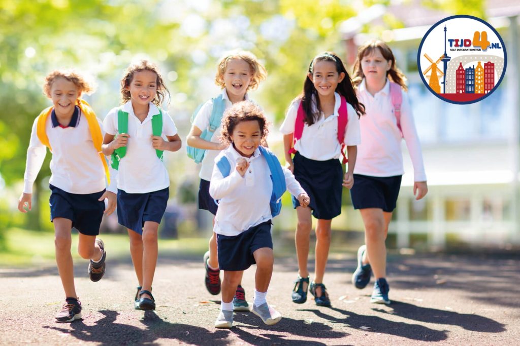 Een beeld van basisschoolkinderen die huiswaarts keren tijdens de zomervakantie, een van de vakanties van 2024 in Nederland