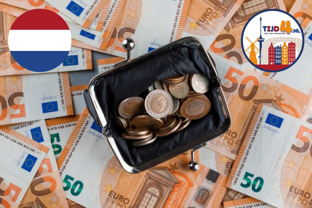 Een afbeelding van 50 euro op de grond, met de Nederlandse vlag in de linkerbovenhoek en het TIJD4.NL-logo in de rechterbovenhoek. De afbeelding toont munten in een portemonnee op de euro's.