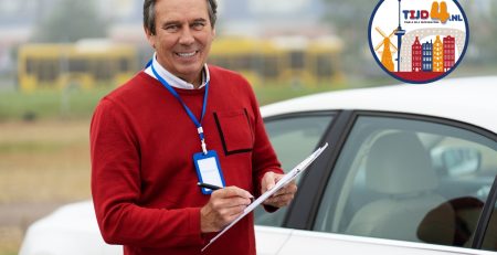 Een rijschoolinstructeur vult het formulier voor het aanvragen van een rijbewijs in Nederland in naast een auto.