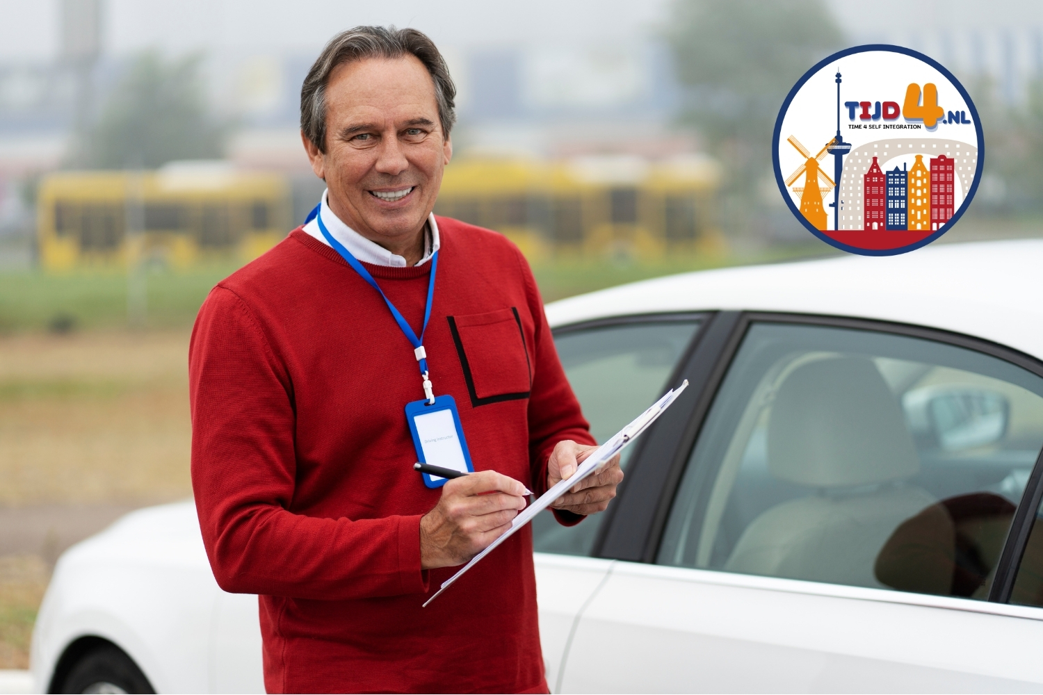 Een rijschoolinstructeur vult het formulier voor het aanvragen van een rijbewijs in Nederland in naast een auto.