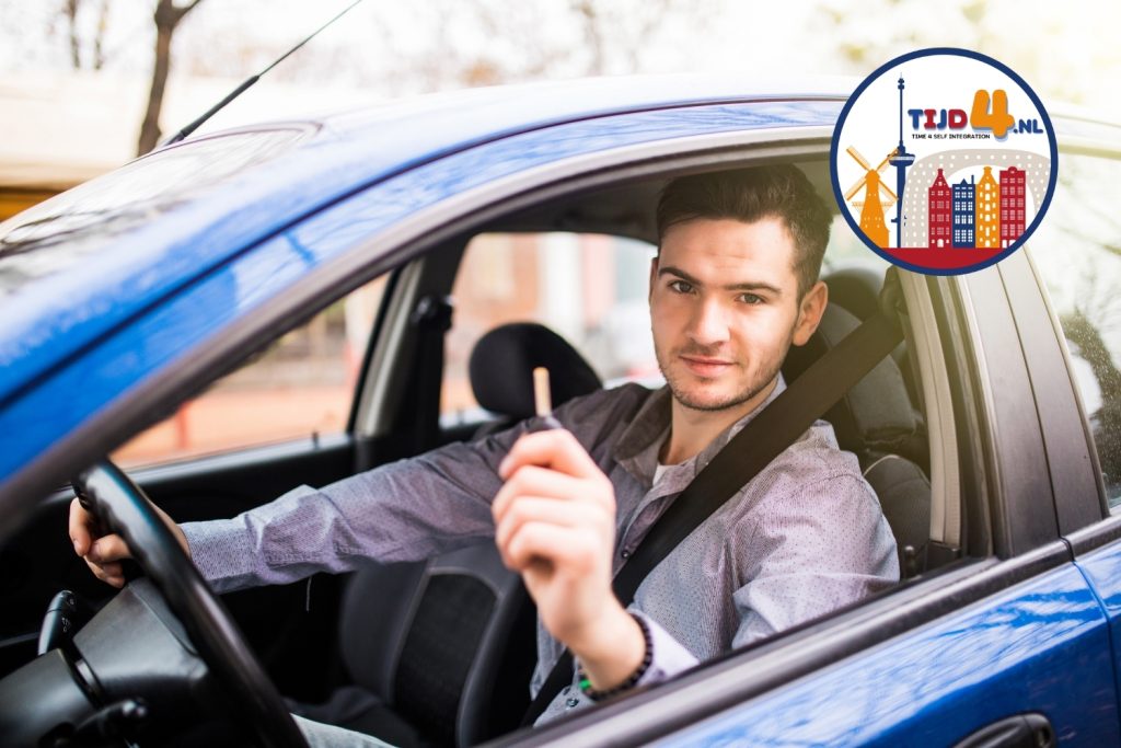 Een man die een rijbewijs wil halen in Nederland stapt in een auto voor een rijexamen.